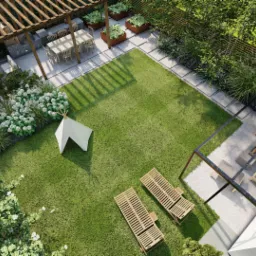 Wizualizacja ogrodu z perspektywy lotu ptaka: drewniana pergola nad jadalnią, palenisko pod metalową konstrukcją, trawnik z tipi i leżakami, rabaty z białymi kwiatami, ścieżki z płyt betonowych.