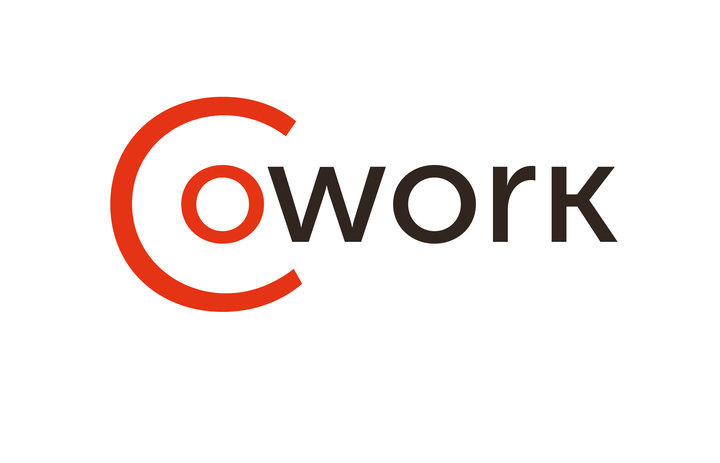 Logo firmy Cowork z pomarańczowym symbolem okręgu obejmującym literę O i czarnym napisem WORK na białym tle.
