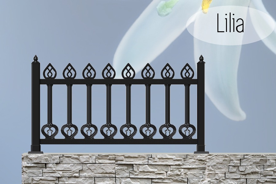Czarne, metalowe ogrodzenie z dekoracyjnymi elementami w kształcie serc i płomieni, zamontowane na murku z jasnego kamienia, na tle rozmytego kwiatu lilii i błękitnego nieba.