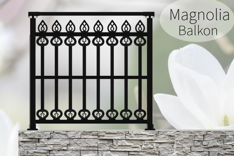 Czarna, metalowa balustrada balkonowa z dekoracyjnymi elementami w kształcie serc i płomieni, zamontowana na murku z kamienia łupanego, z widocznym kwiatem magnolii w tle.