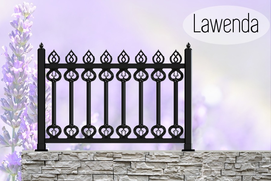 Czarny, dekoracyjny fragment ogrodzenia metalowego o nazwie 'Lawenda' na tle fioletowych kwiatów i murku z kamienia.