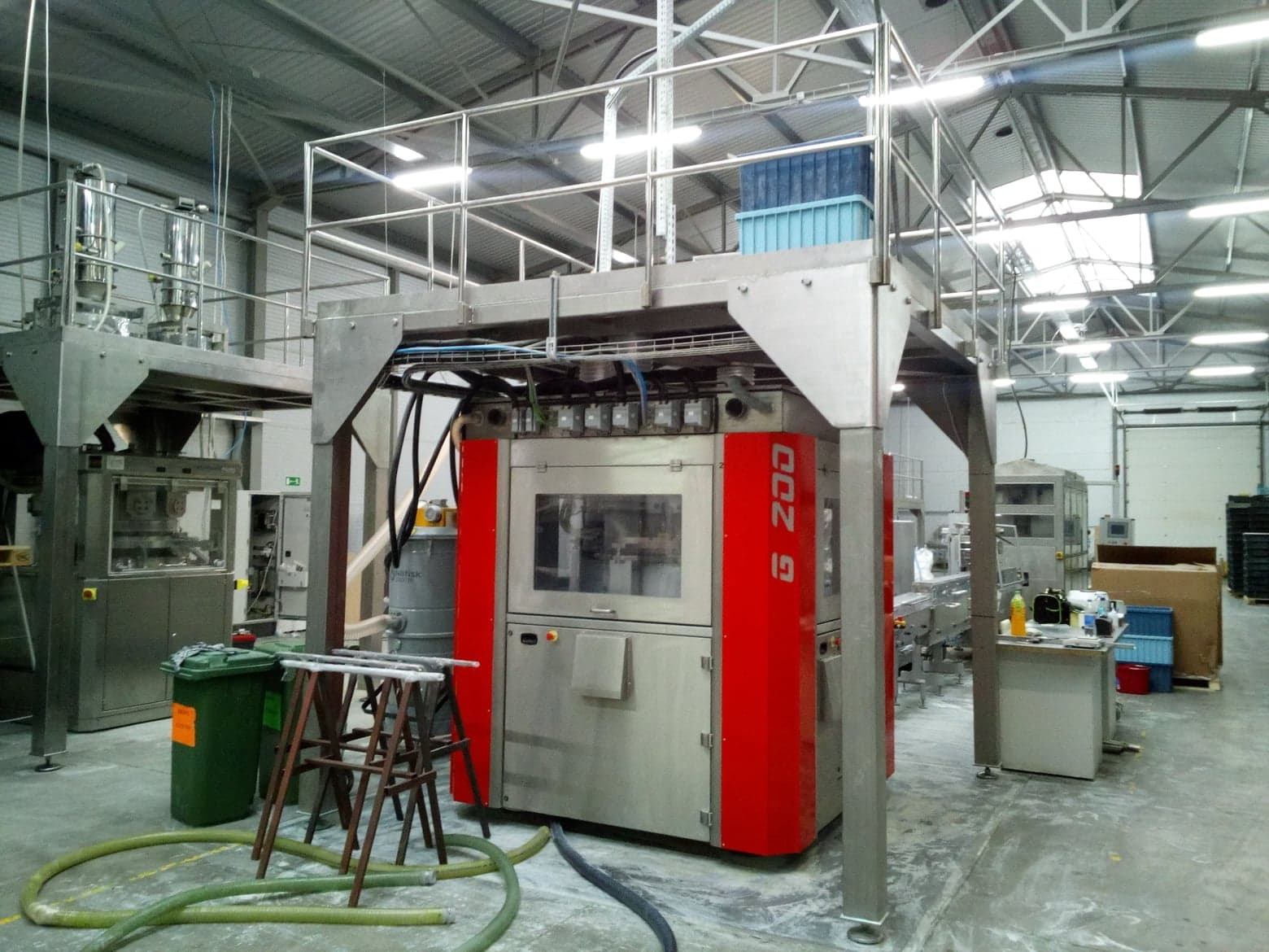 Elementy wyposażenia hal produkcyjnych, podesty, leje zasypowe, maszyny dedykowane, taśmociągi, stanowiska montażowe.