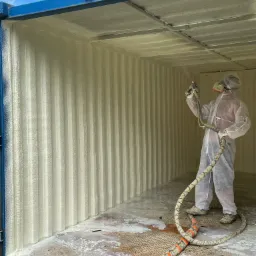 Izolacja kontenerów pianką PUR zamkniętokomórkową.