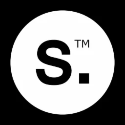 Czarno-białe logo z dużą literą S, symbolem znaku towarowego i małym kwadratem w prawym dolnym rogu, umieszczone w białym okręgu na czarnym tle.