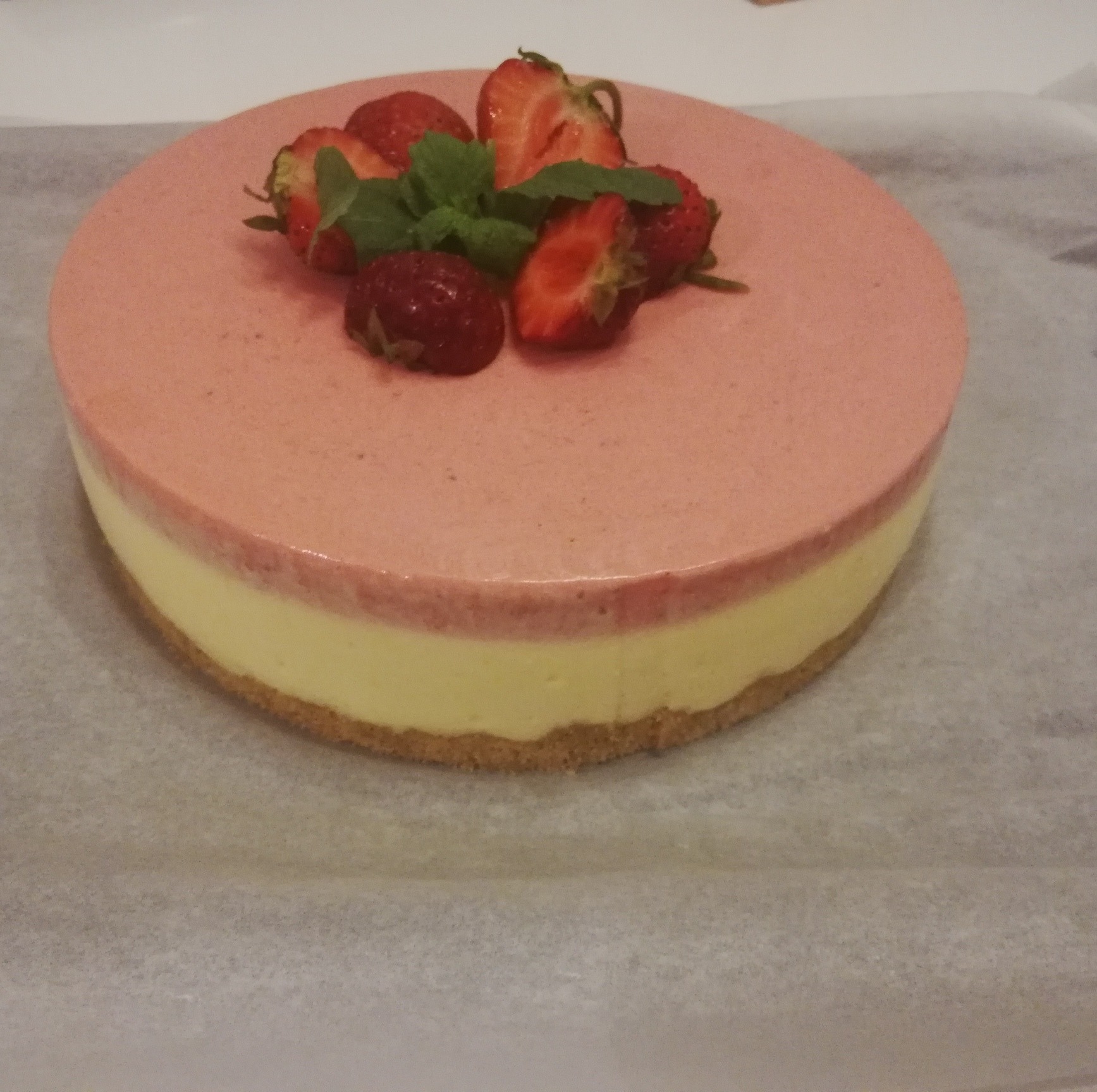 Oblednie lekkie ciasto na cienkim spodzie z ciastek zbożowych połączone z pianka o smaku truskawkowym i mango