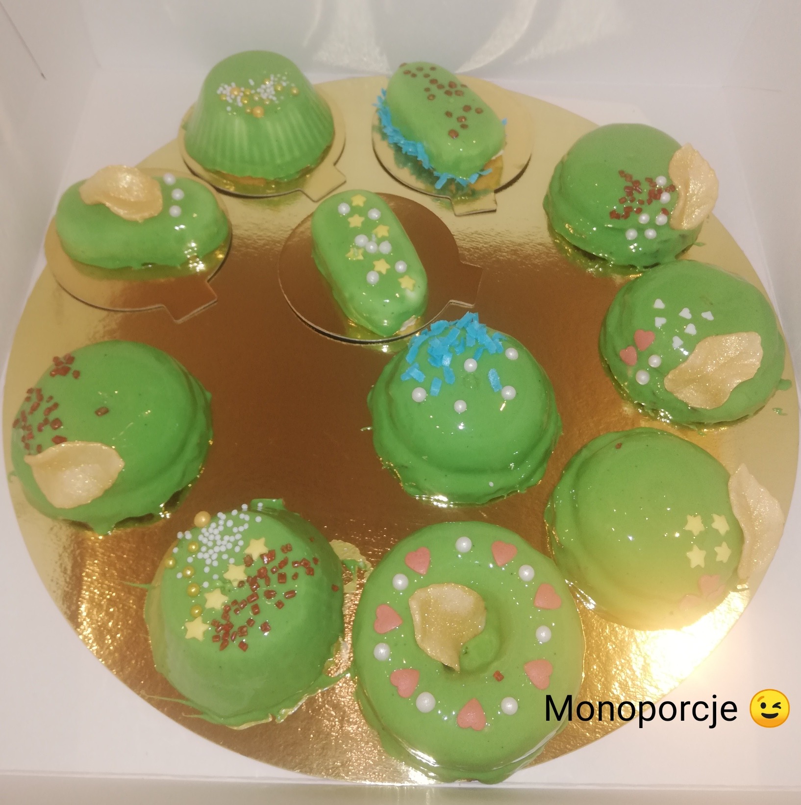 Monoporcje na spodzie Brownie z dodatkiem słonego karmelu i malin w towarzystwie Mirror glaze