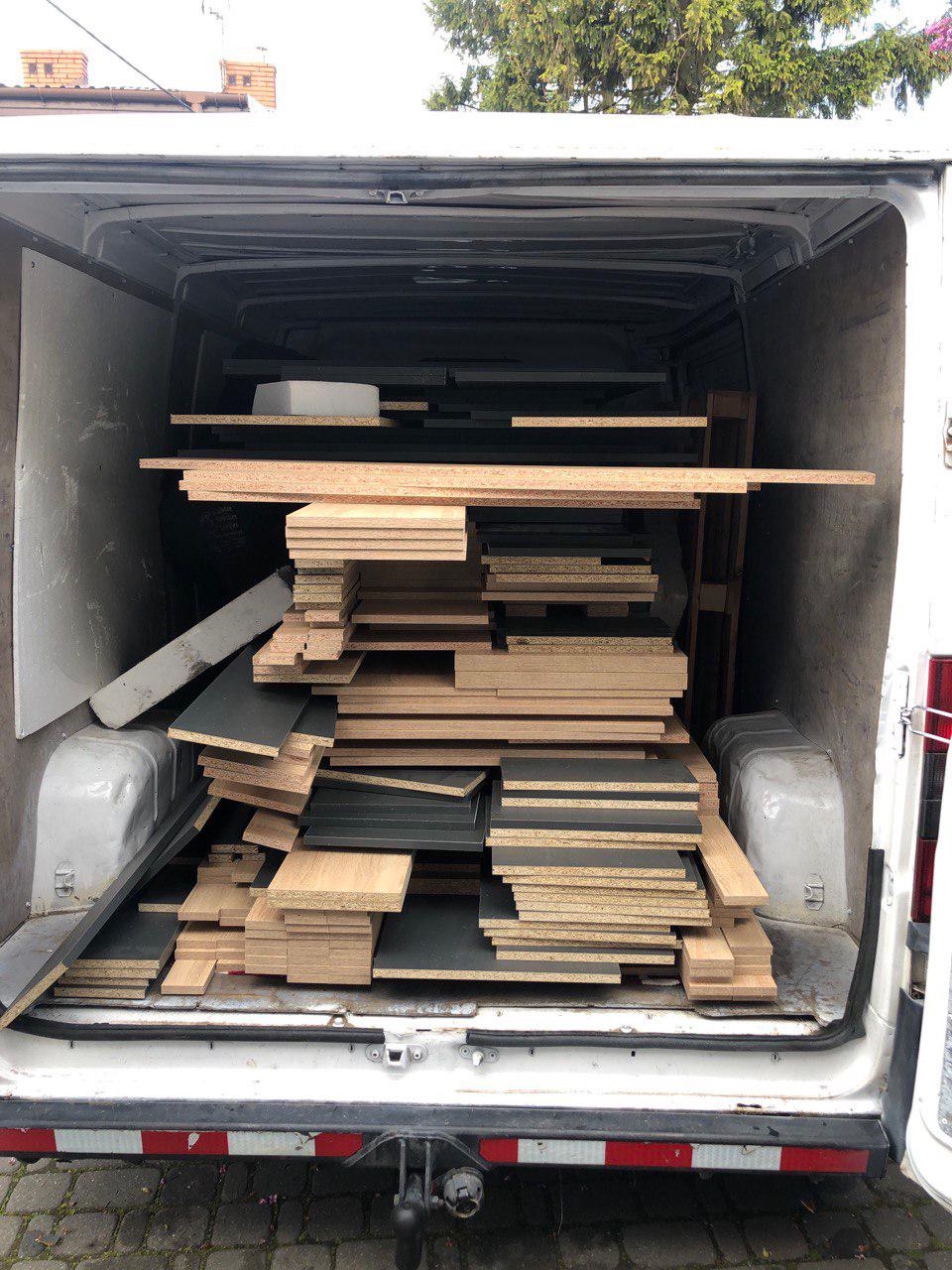 +\-1400Kg. Płyty meblowe zostały odpowiednio zabezpieczone, przewiezione i wniesione))