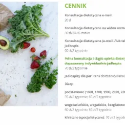 Cennik konsultacji dietetycznych z ułożonymi obok świeżymi warzywami i owocami, w tym awokado, jarmuż, papryczki i truskawki, część z nich w papierowych torebkach, na jasnym tle.