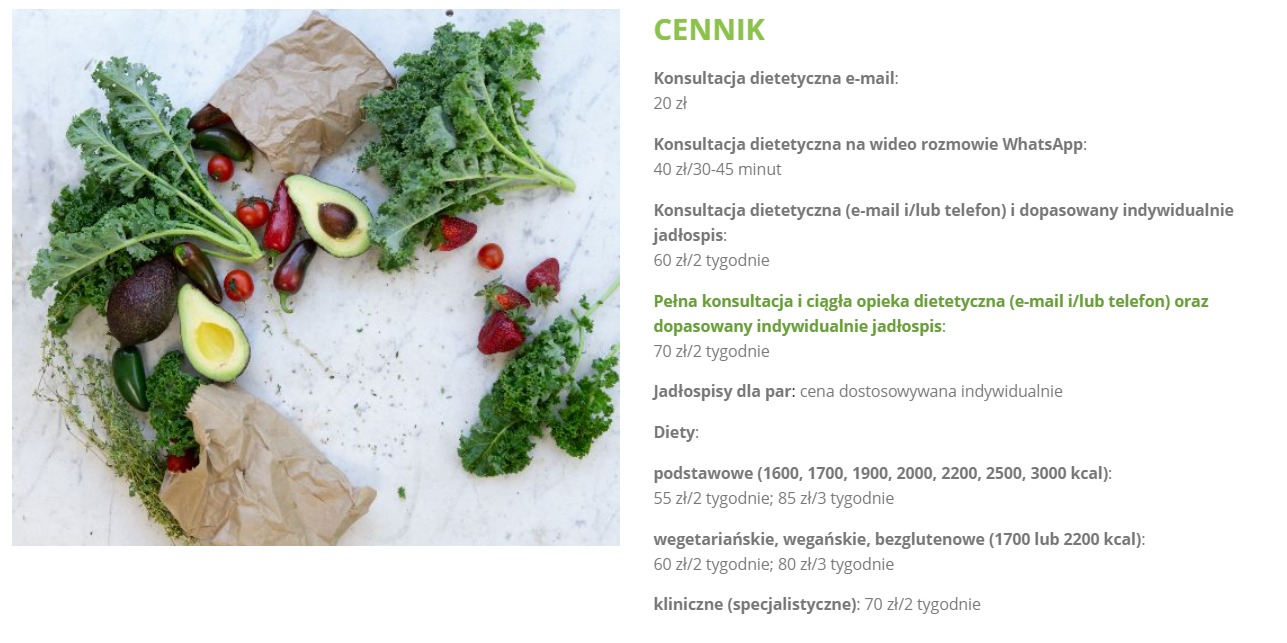 Cennik konsultacji dietetycznych z ułożonymi obok świeżymi warzywami i owocami, w tym awokado, jarmuż, papryczki i truskawki, część z nich w papierowych torebkach, na jasnym tle.