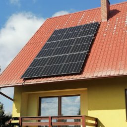 Blachodachowka i 9 paneli fotowoltaicznych o łącznej mocy 3,555 kWp.
