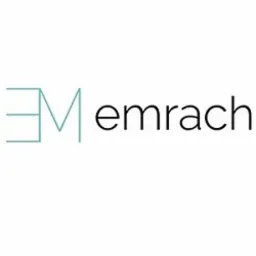 Logo firmy Emrach z charakterystycznym połączeniem liter E i M w kolorze turkusowym, obok nazwa firmy pisana czcionką bezszeryfową w kolorze czarnym, na białym tle.
