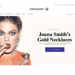 Projekt strony internetowej sklepu jubilerskiego SWOONERY, prezentujący modelkę z biżuterią i makaronikiem, na białym tle.