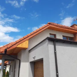 Montaż podbitki oraz obróbek blacharskich