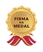 Złota odznaka 'Firma na Medal 2020' z czerwoną wstążką, umieszczona na białym tle.