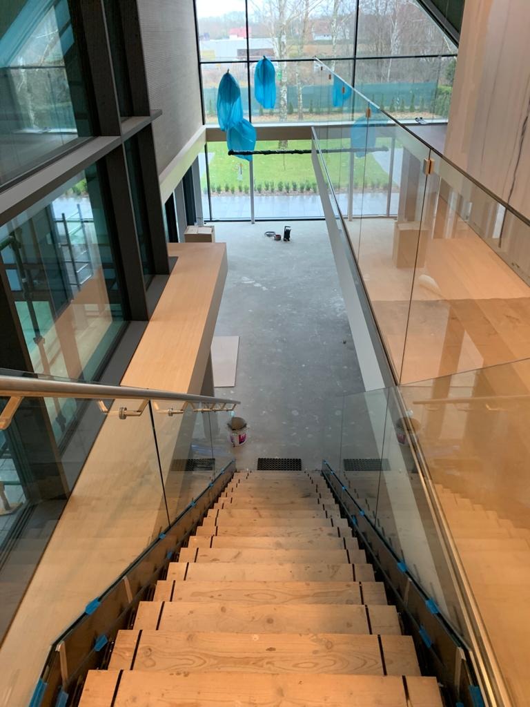 Balustrada samonośna na schodach