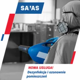 Osoba w kombinezonie ochronnym i masce dezynfekuje pomieszczenie za pomocą niebieskiego opryskiwacza, widoczny napis 'NOWA USŁUGA! Dezynfekcja i ozonowanie pomieszczeń'.