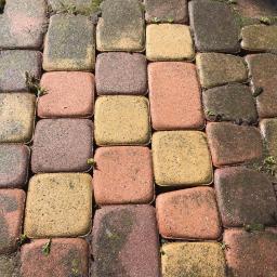 W trakcie czyszczenia kostki 