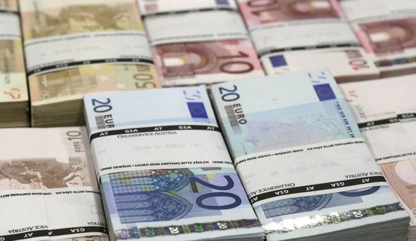 Stosy banknotów euro o nominałach 10, 20 i 50 euro, zabezpieczone banderolami, ułożone na płaskiej powierzchni w Słupsku.