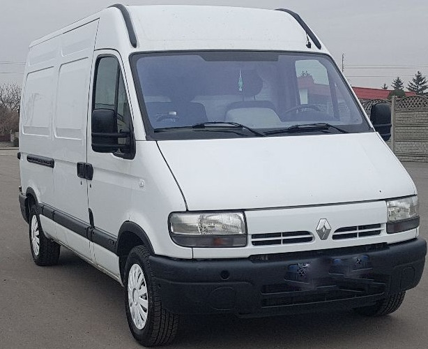 Biały samochód dostawczy Renault Master z widocznymi białymi kołpakami, zaparkowany na asfaltowym placu.