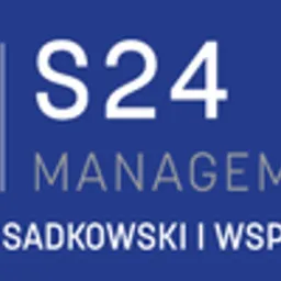 Logo firmy S24 Management Grupa Sadkowski i Wspólnicy na granatowym tle.