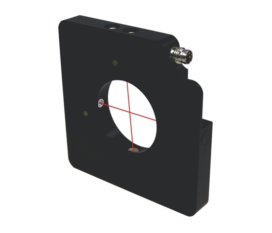 Czarna, kwadratowa obudowa z otworem, przez który przechodzą skrzyżowane czerwone linie lasera; złącze kablowe widoczne z boku.
