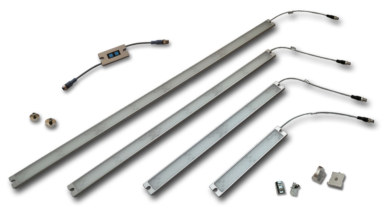 Cztery listwy LED o różnych długościach z przewodami i elementami montażowymi, ułożone równolegle na białym tle, prezentacja produktu.