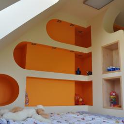 Firma Budowlana Styl-Bud - Pokój dziecięcy na poddaszu z pomarańczowymi wnękami w ścianie, oświetleniem punktowym i półkami z zabawkami, widok na łóżko z pościelą w dziecięce wzory.