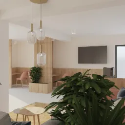 Wizualizacja jasnego biura z elementami drewna, roślinami doniczkowymi, szarą sofą i różowymi krzesłami przy biurkach w tle.