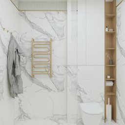 MALA PRACOWNIA PROJEKTOWANIA WNĘTRZ - Nowoczesna łazienka z marmurowymi płytkami, złotym grzejnikiem drabinkowym i drewnianymi półkami w zabudowie. Szary szlafrok wisi na złotych haczykach.