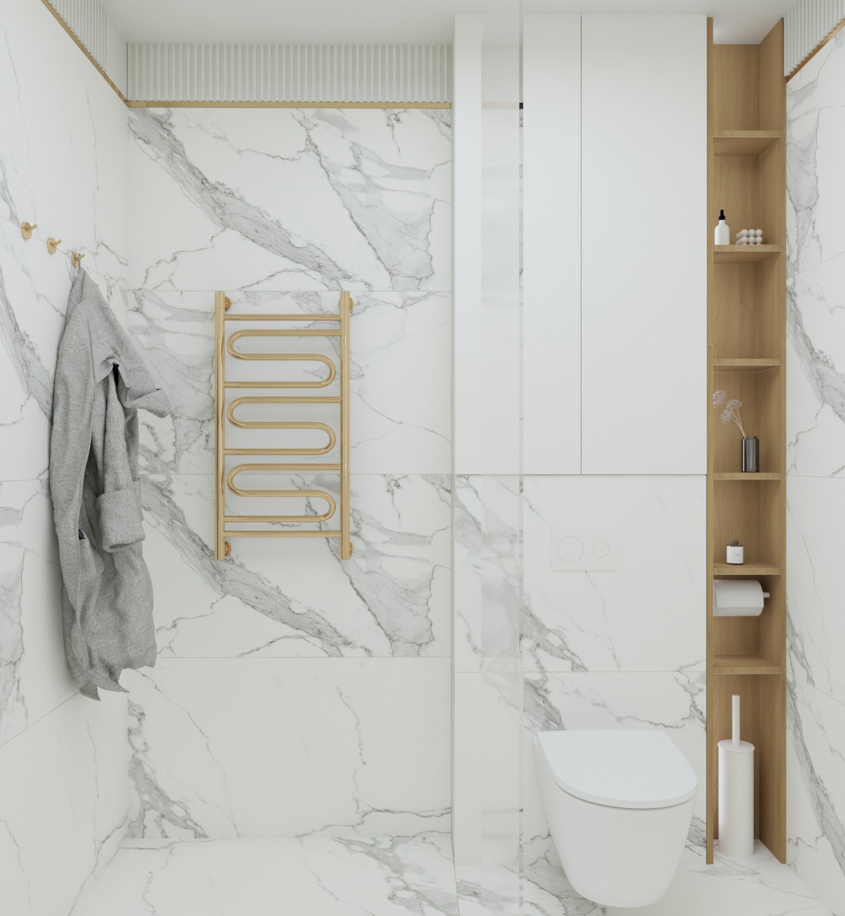 Nowoczesna łazienka z marmurowymi płytkami, złotym grzejnikiem drabinkowym i drewnianymi półkami w zabudowie. Szary szlafrok wisi na złotych haczykach.