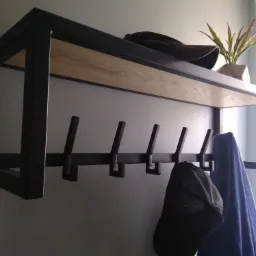 Wieszak na ubrania w stylu industrialnym