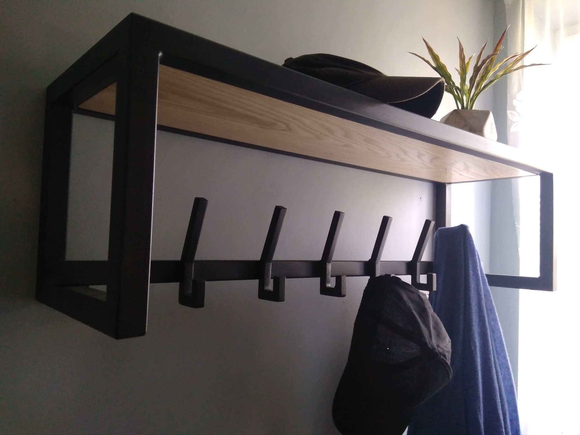 Wieszak na ubrania w stylu industrialnym