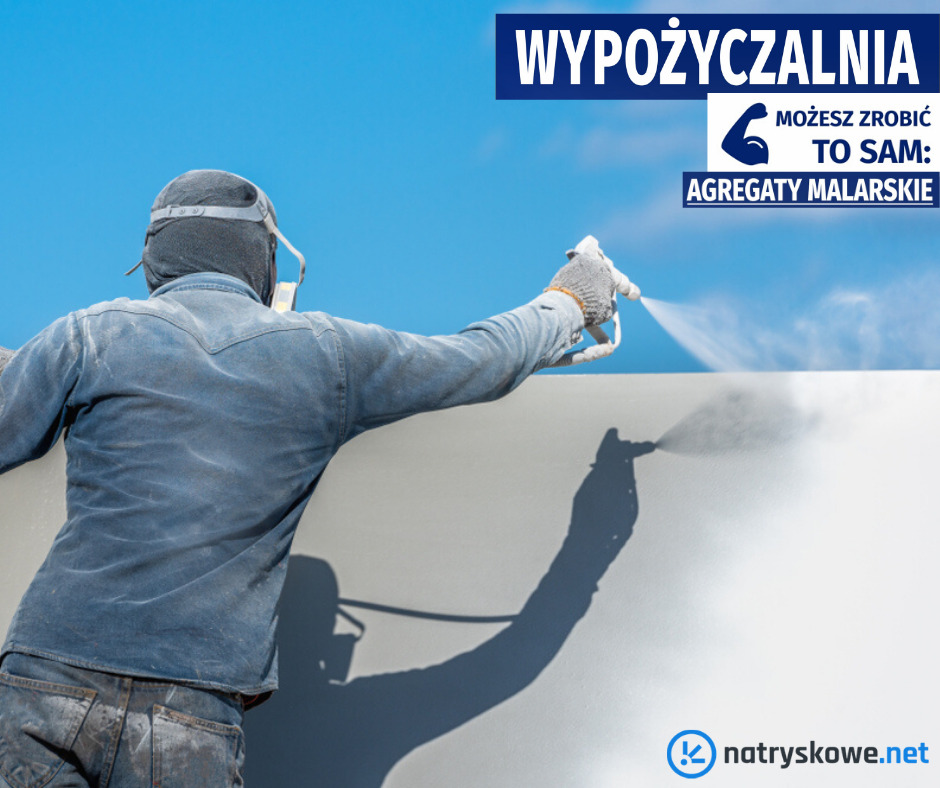 Pracownik w kombinezonie ochronnym maluje ścianę agregatem natryskowym, widoczny cień malarza na jasnej powierzchni, błękitne niebo w tle.