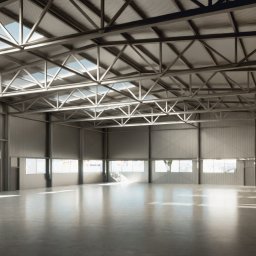 Widok wnętrza hali w budynku produkcyjnym. Ekonomiczne rozwiązania konstrukcyjne hal stalowych.