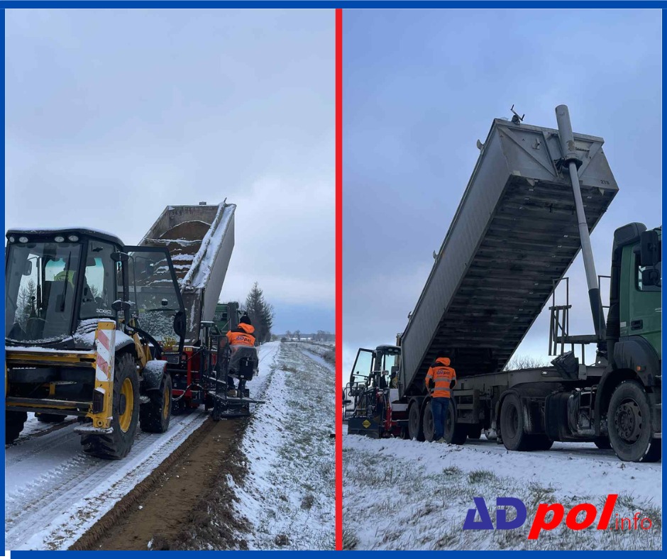 Dwuobraz: ładowarka z podniesioną łyżką z ziemią i ciężarówka z podniesioną skrzynią ładunkową, zimowy krajobraz, pracownicy w odblaskowych kamizelkach.
