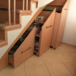 Nawet przestrzeń pod schodami można dobrze zagospodarować