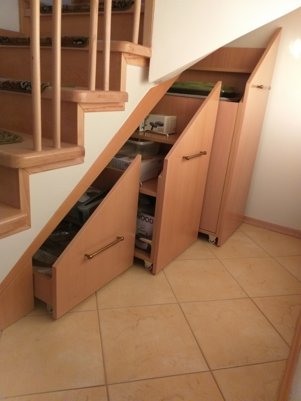 Nawet przestrzeń pod schodami można dobrze zagospodarować