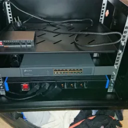 Szafa RACK z osprzętem do monitoringu oraz SWITCH do rozprowadzenia połączeń LAN w budynku jednorodzinnym