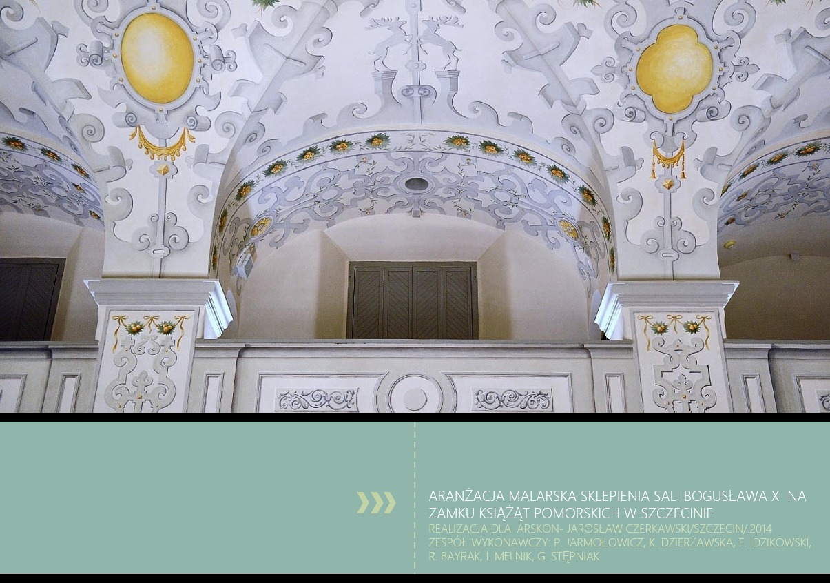 Malarstwo dekoracyjne na sklepieniu sali zamkowej z motywami roślinnymi i geometrycznymi w odcieniach szarości, bieli i złota, widoczne okno z zamkniętymi okiennicami.