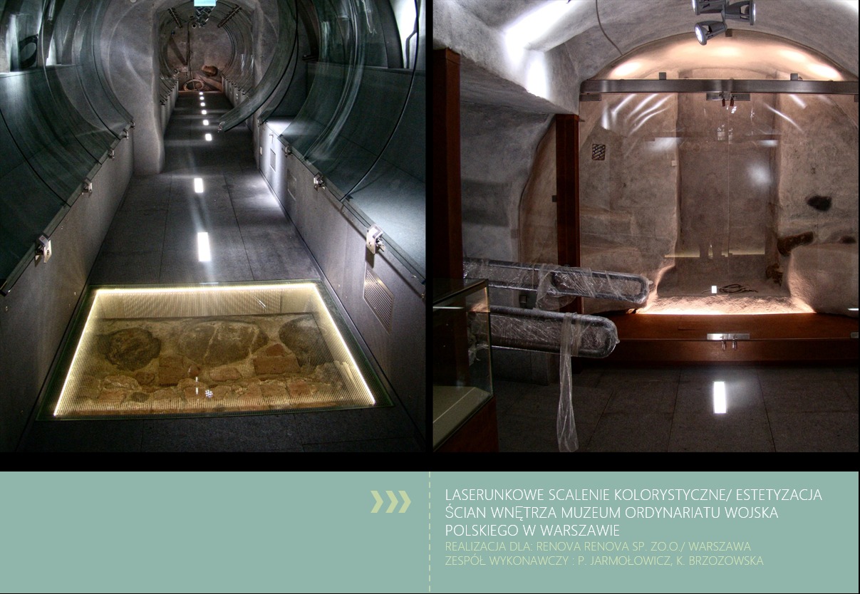 Wnętrze muzeum z nowoczesnym oświetleniem, szklaną podłogą eksponującą fragmenty murów i szklaną witryną prezentującą eksponaty.