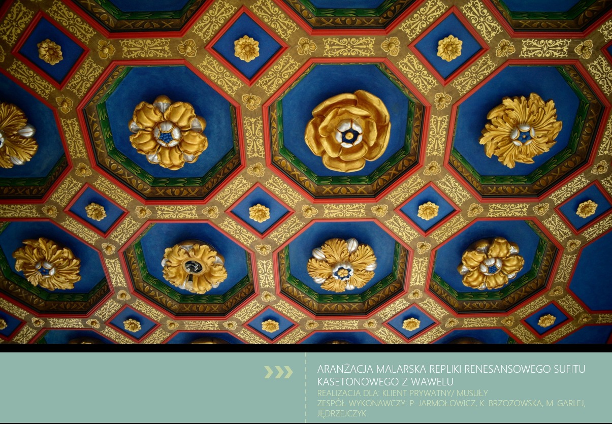 Replika renesansowego sufitu kasetonowego z Wawelu, z niebieskimi polami, złotymi rozetami i geometrycznymi ornamentami w kolorach czerwonym, zielonym i złotym.
