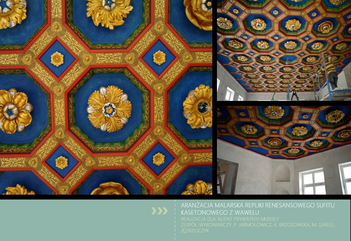 Replika renesansowego sufitu kasetonowego z Wawelu, malowany na niebiesko z ornamentami kwiatowymi w kolorze złotym, widok z bliska na fragment sufitu oraz szerszy kadr z pracownikiem na rusztowaniu.