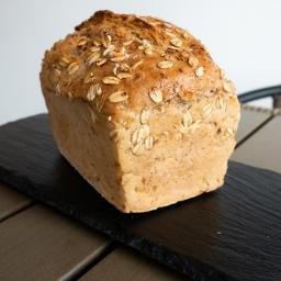 Naturalny mieszany chleb górski z płatkami owsianymi i serem.