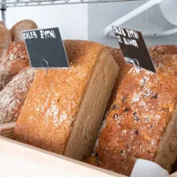 Chleby żytnio-razowe na zakwasie ze śliwką, żurawiną, pomidorem i cebulką, lnem, dynią i czarnuszką oraz wiele innych.