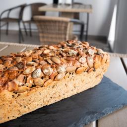 Naturalny, żytnio-razowy chleb na zakwasie i ziarnami dyni. 