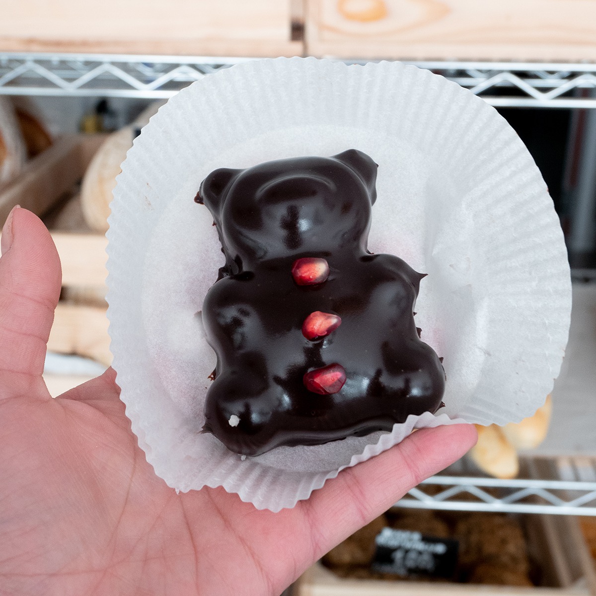 Miś z prawdziwej czekolady i guziczkami z granatu. Nie ma tutaj ciasta, a jedynie płynne szczęście. :)