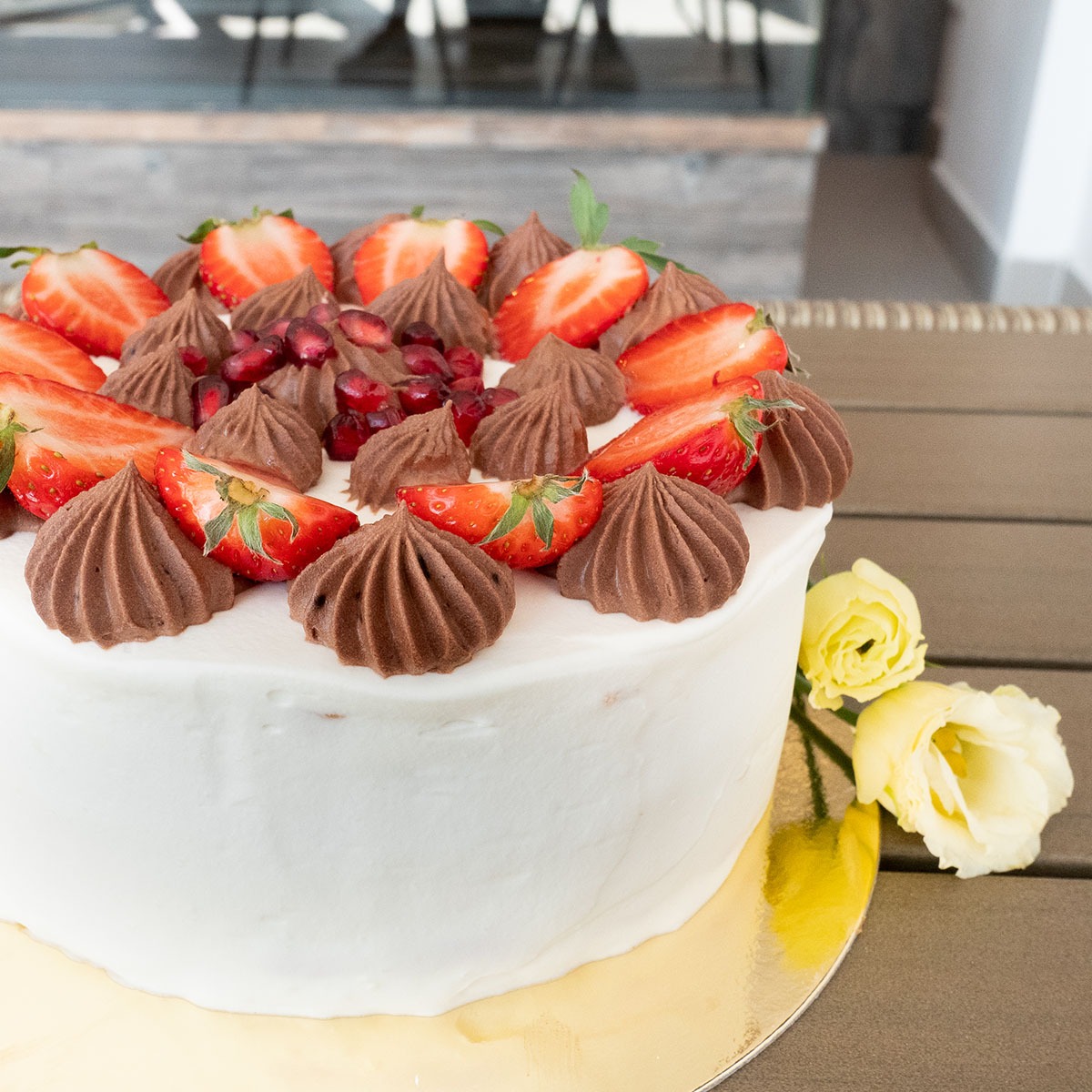 Torcik biszkoptowy o smaku cappuccino. Dostępny w smakach na życzenie.