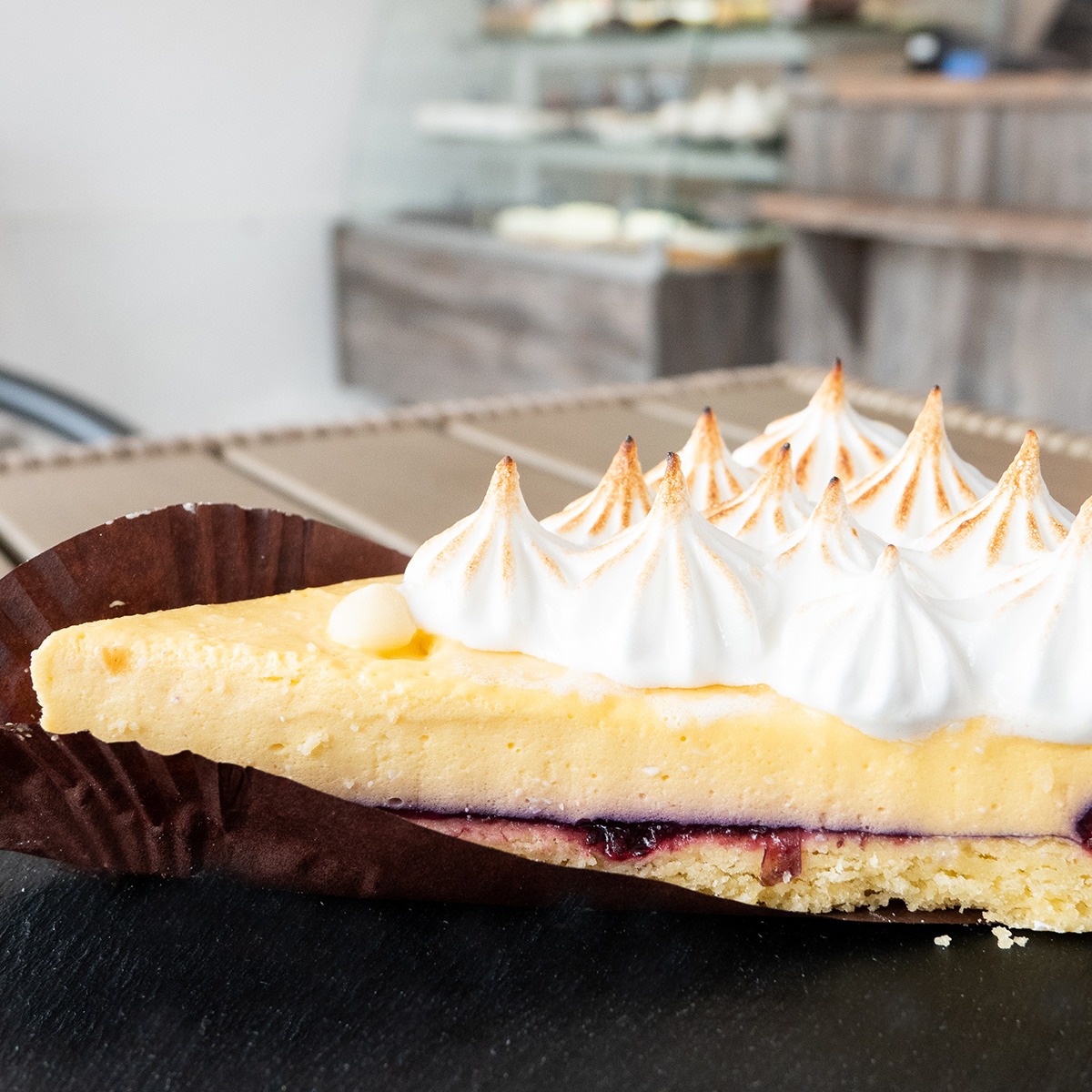 Kochamy tarty! Ta ze zdjęcia jest o smaku mango i z czarną porzeczką, ale zrobimy każdy smak, w tym klasyczny cytrynowy.