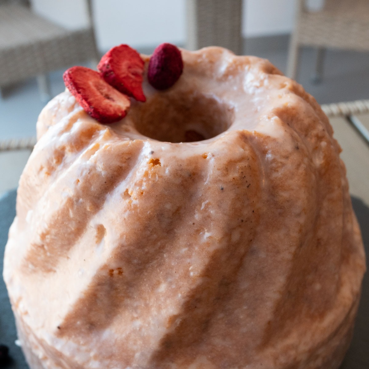 Babka piaskowa z lukrem, dostępna również w dwóch wariantach: z kokosem lub makiem.