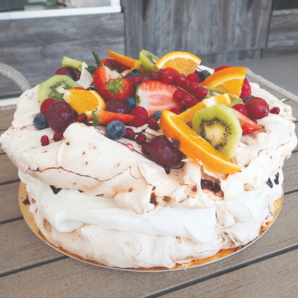 Tort Pavlova, czyli beza idealna! Z bitą śmietaną z mascarpone, prawdziwą czekoladą, sosem marakuja i mnóstwem owoców.